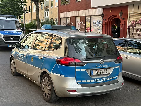 Polizeiauto vor Berliner Arztpraxis