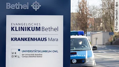 Ein Fahrzeug der Polizei steht an einem Gebäude der Geschäftsführung des Evangelischen Klinikums Bethel.