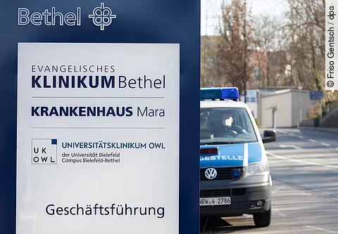 Ein Fahrzeug der Polizei steht an einem Gebäude der Geschäftsführung des Evangelischen Klinikums Bethel.