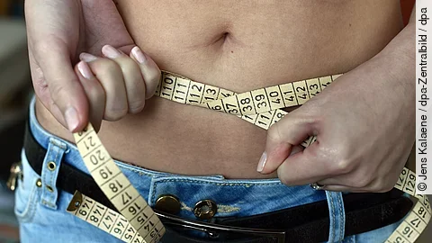 Schlanke Frau misst Bauchumfang: Essstörungen bei Jugendlichen: Deutlicher Anstieg bei Mädchen