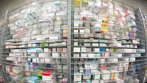 Fehlende Vorprodukte durch US-Zölle könnten die Medikamentenproduktion in Deutschland erschweren – Experten sehen Risiken für die Versorgung. US-Zölle treffen Pharmaindustrie (noch) nicht