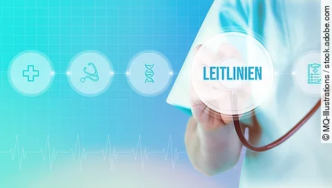 Medizinische Leitlinien. Arzt mit Stethoskop im Fokus. Icons und Text auf einem digitalen Interface. Medizinische Technologie