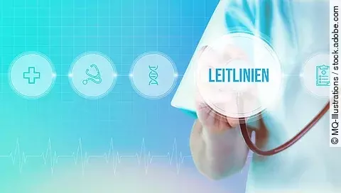 Medizinische Leitlinien. Arzt mit Stethoskop im Fokus. Icons und Text auf einem digitalen Interface. Medizinische Technologie