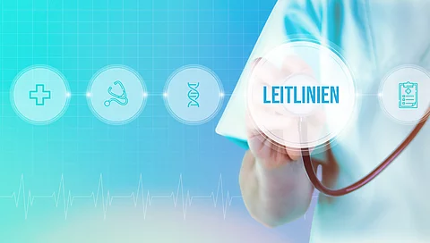 Medizinische Leitlinien. Arzt mit Stethoskop im Fokus. Icons und Text auf einem digitalen Interface. Medizinische Technologie Medizinische Leitlinien. Arzt mit Stethoskop im Fokus. Icons und Text auf einem digitalen Interface. Medizinische Technologie