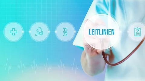 Medizinische Leitlinien. Arzt mit Stethoskop im Fokus. Icons und Text auf einem digitalen Interface. Medizinische Technologie