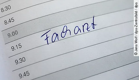 Ein Facharzt-Termin wurde in einem Terminkalender notiert.