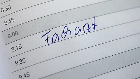Ein Facharzt-Termin wurde in einem Terminkalender notiert. Ein Facharzt-Termin wurde in einem Terminkalender notiert.