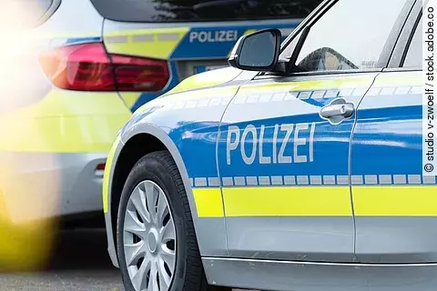 Ein Polizeiwagen auf der Straße
