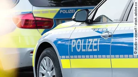 Ein Polizeiwagen auf der Straße