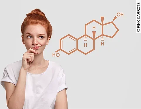 rothaarige Frau mit Östrogen im Hintergrund