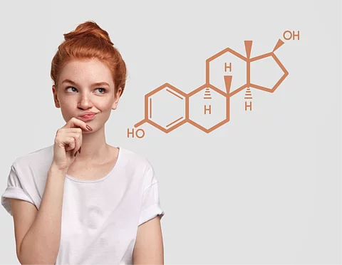 rothaarige Frau mit Östrogen im Hintergrund