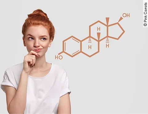 rothaarige Frau mit Östrogen im Hintergrund