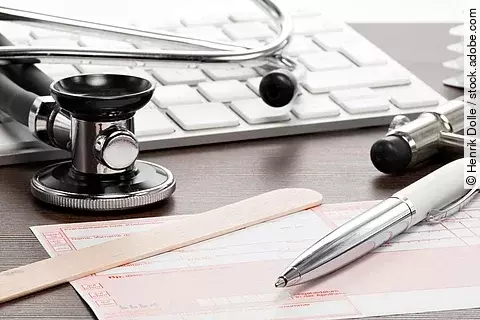 Rezept für Medikamente auf dem Schreibtisch einer Arzt Praxis