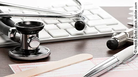 Rezept für Medikamente auf dem Schreibtisch einer Arzt Praxis Rezept für Medikamente auf dem Schreibtisch einer Arzt Praxis