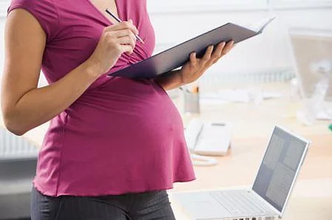 Schwangere Frau arbeitet