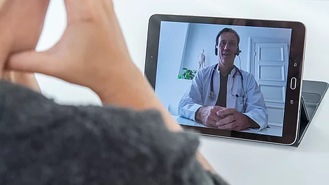 Videosprechstunde: Patient spricht mit Arzt via Tablet