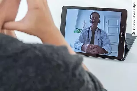 Videosprechstunde: Patient spricht mit Arzt via Tablet