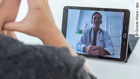 Videosprechstunde: Patient spricht mit Arzt via Tablet
