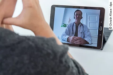 Videosprechstunde: Patient spricht mit Arzt via Tablet