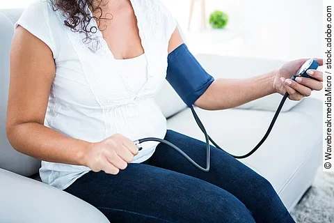 Schwangere misst ihren Blutdruck; manchmal wird eine Schwangerschaft auch zur Bewährungsprpbe für die Leber