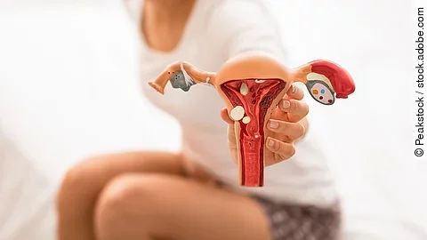 unrecognizing woman with abdominal pain holds the anatomical mod